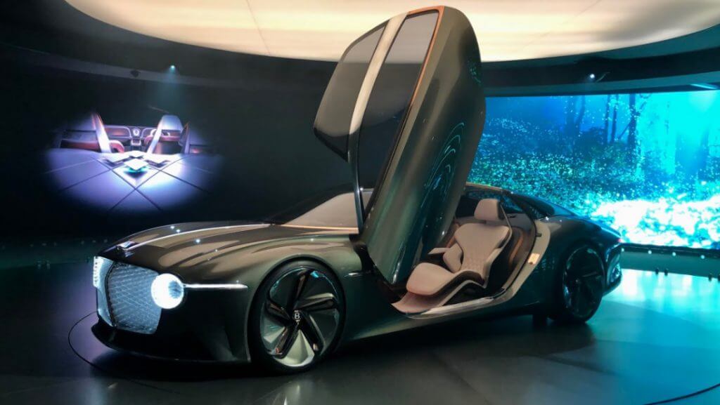 2米長的車門向上開啟，Bentley EXP 100 GT展現淬鍊百年的智慧技術與精湛工藝，以優雅展翼的姿態邀請感官踏上旅程。